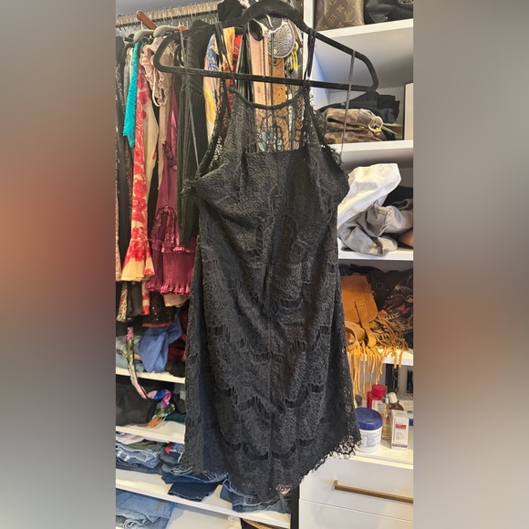 Elegant Black Lace Dress - Picture 4 of 4